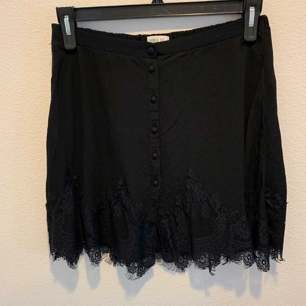 TAYLOR & SAGE fun and frilly black skirt. Size L.​​​​​​​​​​​​​​​​​​​​